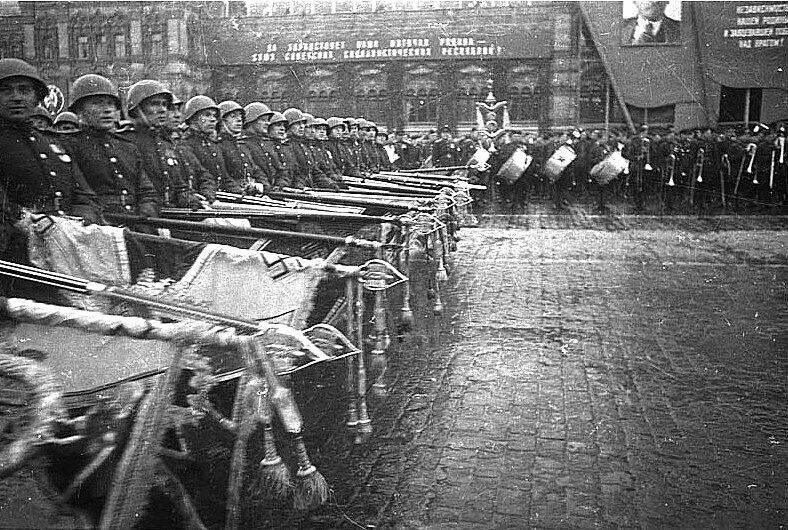 Поверженные знамена. Знамена Германии на параде Победы 1945. Парад Победы 1945 Халдей. Парад Победы 1945 мавзолей.