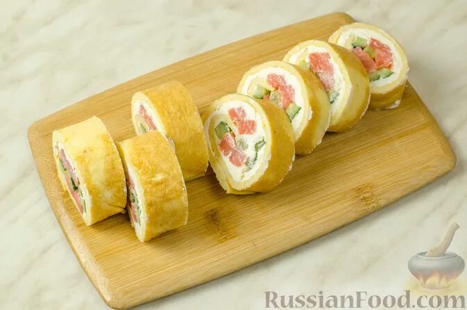 Закуска с семгой. Закуски из блинчиков. Ролл рулет. Яичный ролл с красной рыбой. Яичные роллы.