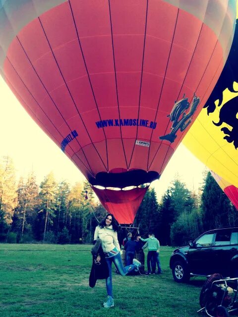 На большом воздушном шаре мандаринового. Воздушный шар мандаринового цвета. Елка на большом воздушном воздушном шаре. Большой воздушный шар. На большом воздушном шаре.
