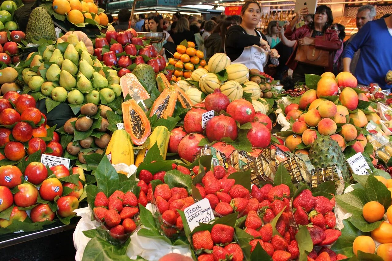 Купить плодовые в москве. Овощи экзотические рынок. Фруктовая экзотика на рынке. Рынок экзотических фруктов на Ярославке. Экзотические фрукты в магазине.