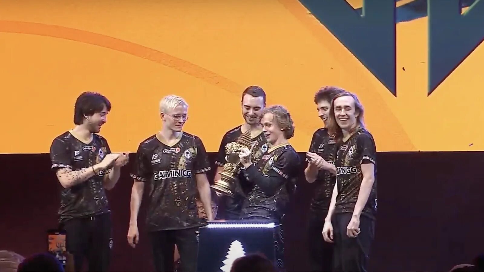Gaimin gladiators team. Gaimin gladiators. gaimin gladiators форма. gaimin gladiators мерч. gaimin gladiators 2025.