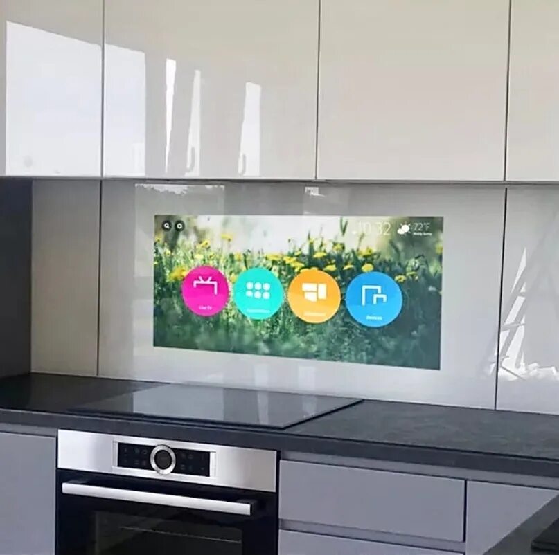 Встроенный телевизор в кухонный фартук. Встраиваемый телевизор для кухни. Телевизор встроенный в кухню. Телевизионная панель на кухню.