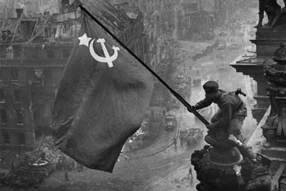 Над зданием рейхстага в берлине