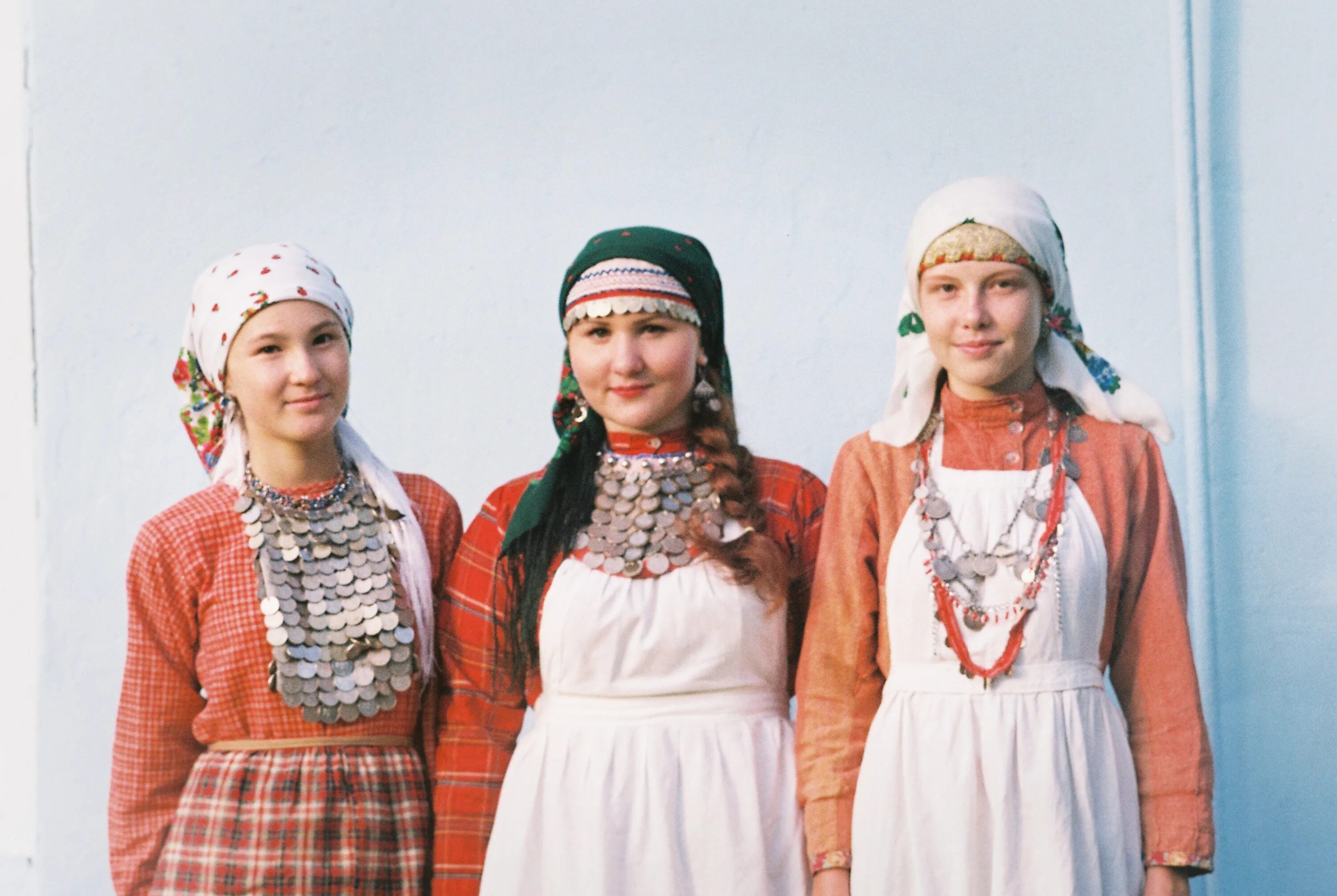 удмурты на урале. удмуртский национальный костюм южных удмуртов. удмуртский костюм бурановские бабушки. удмурты поволжья внешность. национальный костюм удмурта и удмуртки.