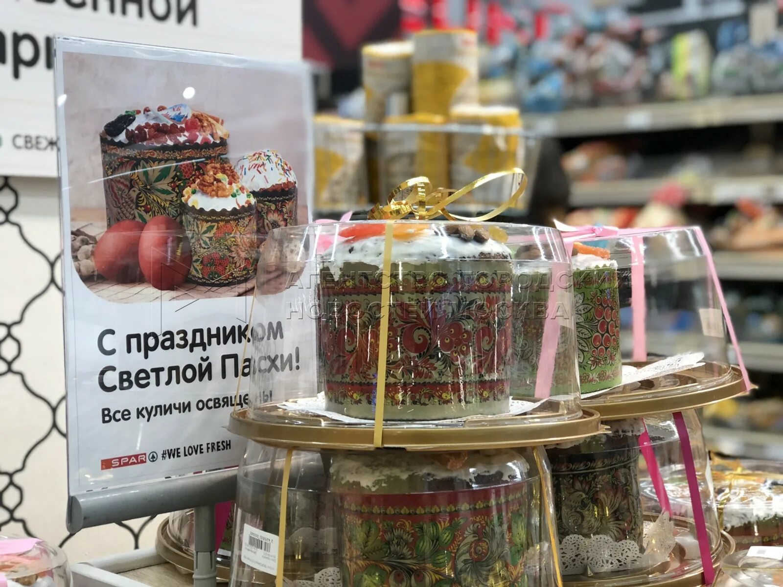 Когда начнут продавать куличи в 2025. Куличи в магазине. магазины куличей в москве. ярмарка куличей в липецке.