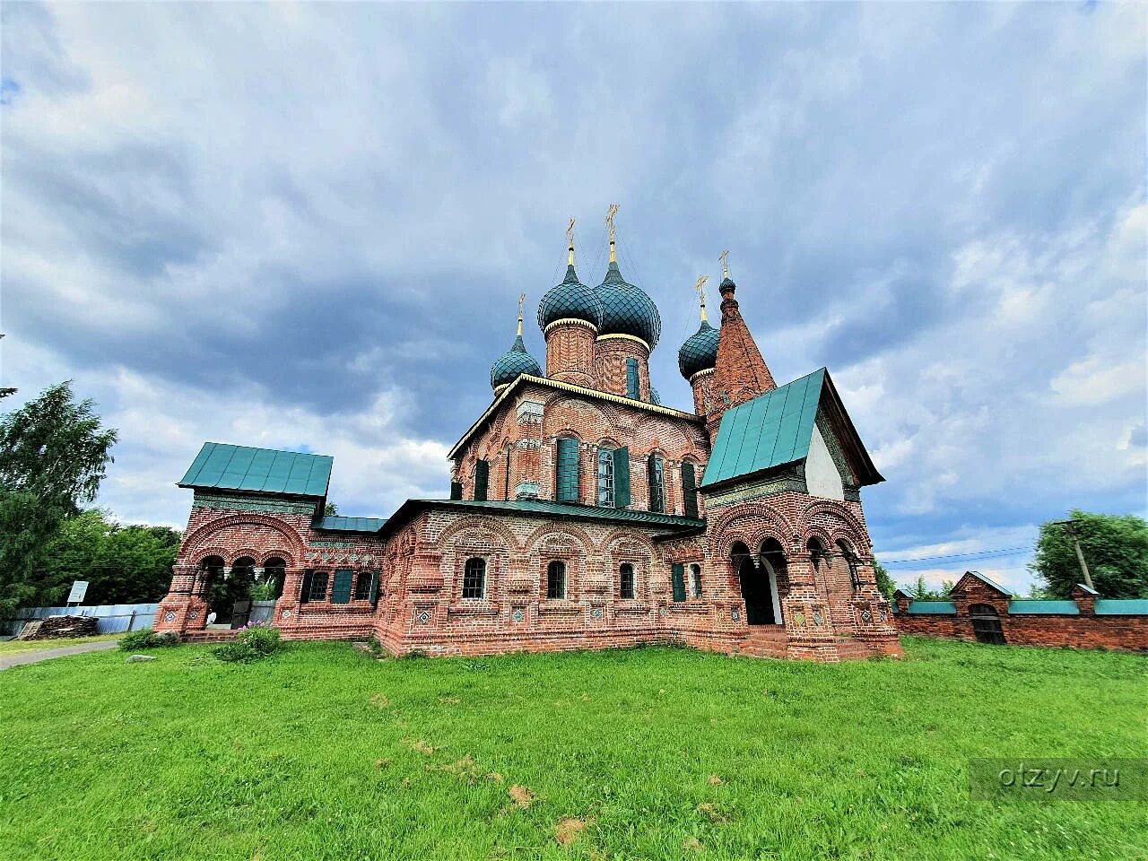 Храмовый комплекс в коровниках ярославль. Коровницкая слобода ярославль храмовый комплекс. Ансамбль в коровниках ярославль. Храмовый ансамбль в коровниках ярославль. Комплекс коровники ярославль.