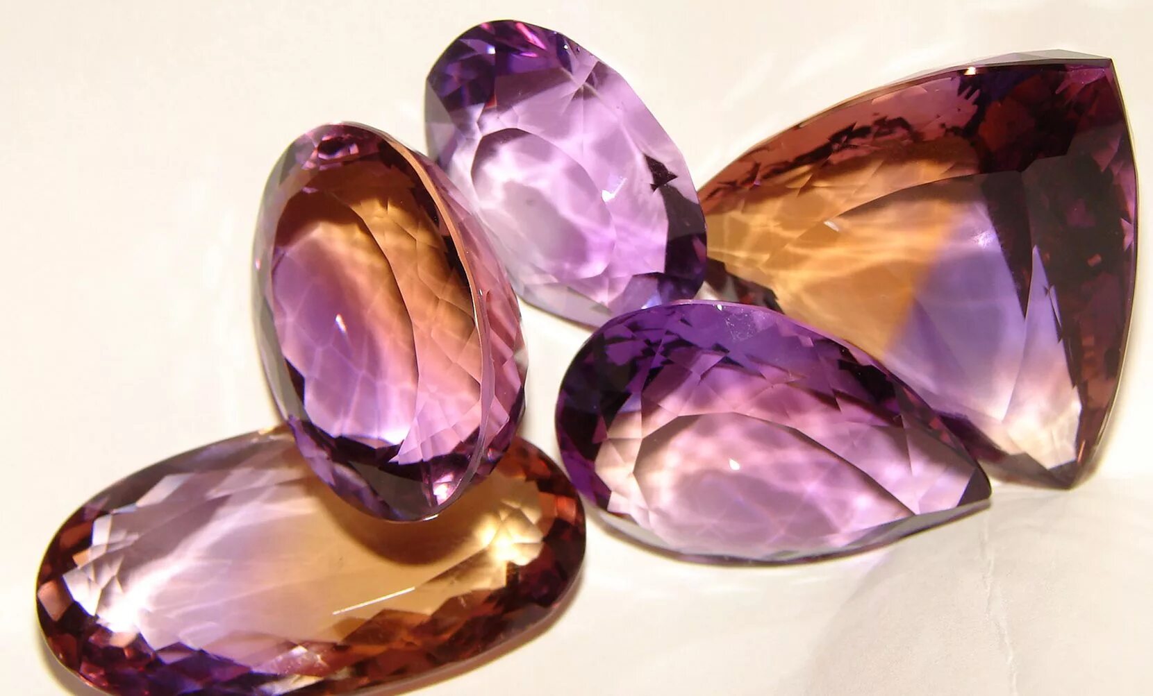 женские полудрагоценные камни. полудрагоценные и поделочные камни. камень талисман аметист. женские полудрагоценные камни. яшма камень.