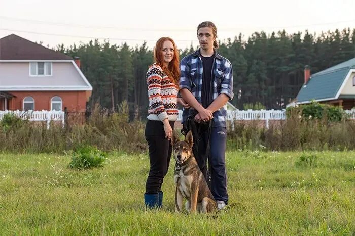 Настя переехала в деревню 23 года. Семья уехавшая в деревню. люди переезжают в деревни. уехать в деревню. уехать жить в деревню.