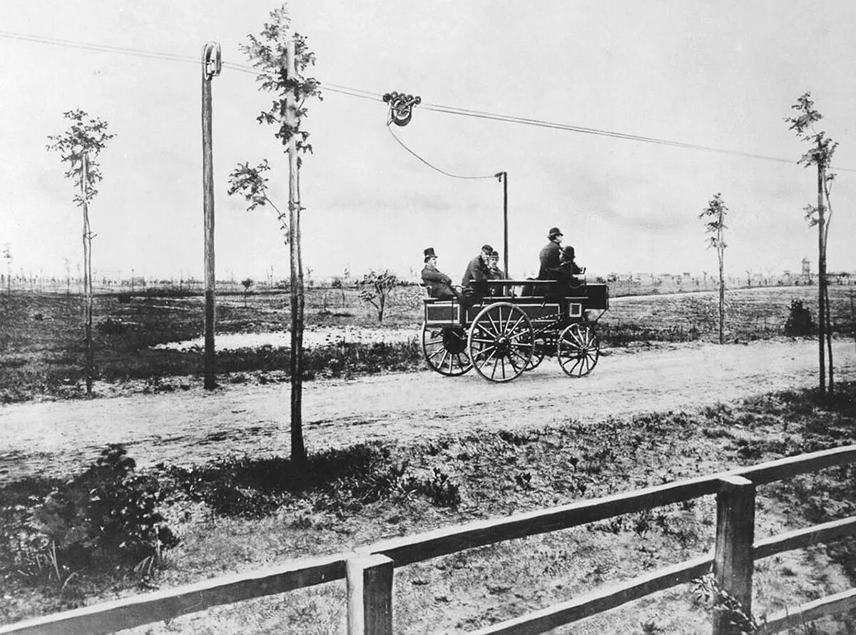 В 1882 был создан. Первый троллейбус 1882. первый троллейбус германия 1882. троллейбус сименса 1882 г. первый троллейбус сименса.