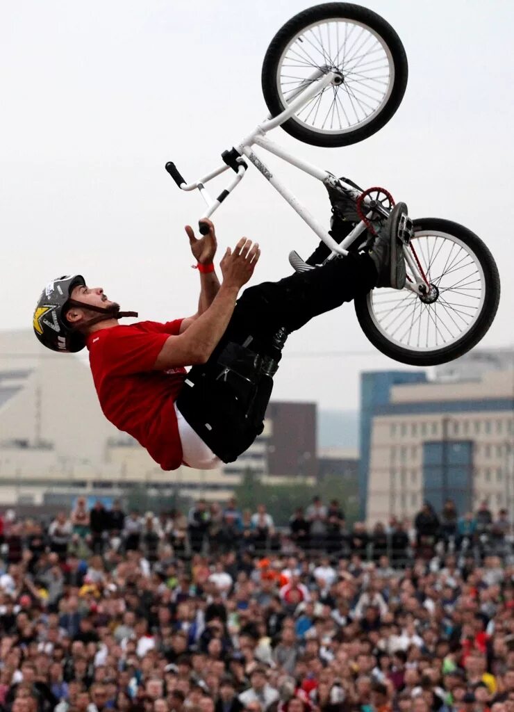 Трюки велосипедиста. BMX райдеры Red bull. Бмх трюки. Бмх велосипед ред Булл. Бмх фристайл стрит.