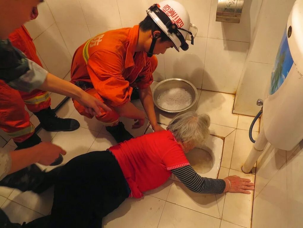 мытье головы шампунем. гигиена рук. парень рыгает в унитаз. чистка туалета. тошнота и рвота.