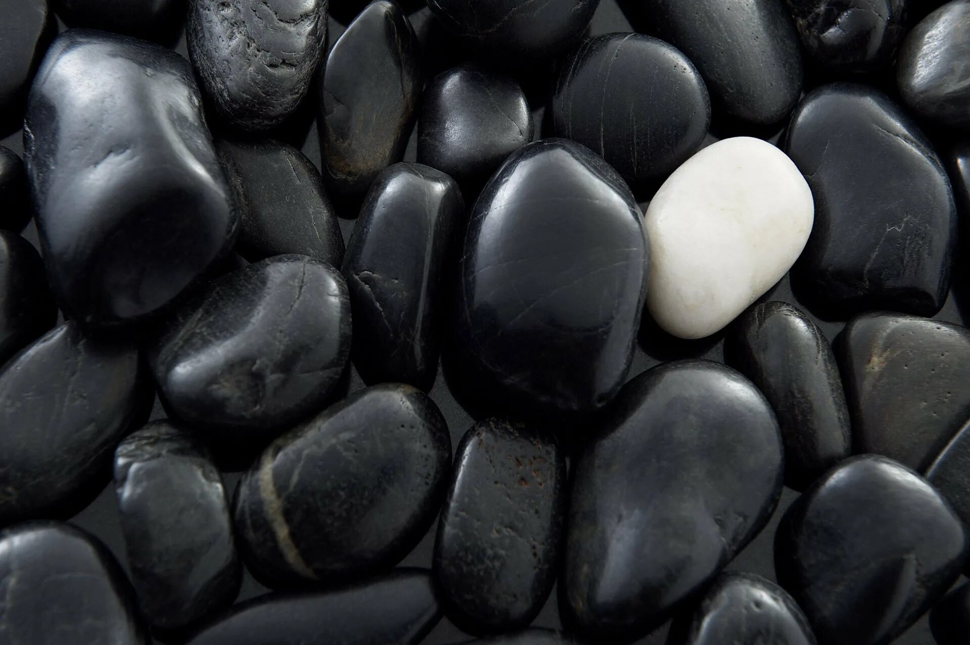 Черная галька. Черный полудрагоценный камень. Черные камни галька. Черный гладкий камень.