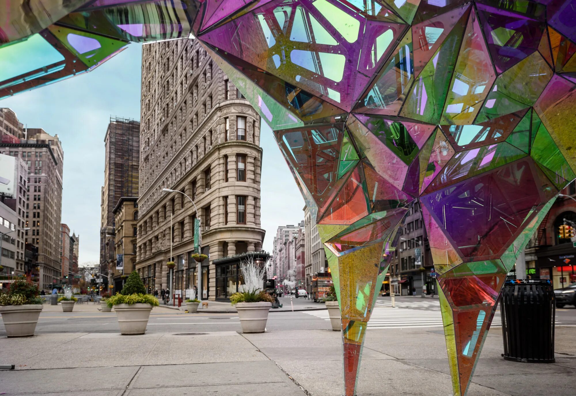 урбанизм город будущего. яркие скульптуры окуды сан-мигеля. креативные пространства в городской среде. интересные арт объекты. современная архитектура графика.