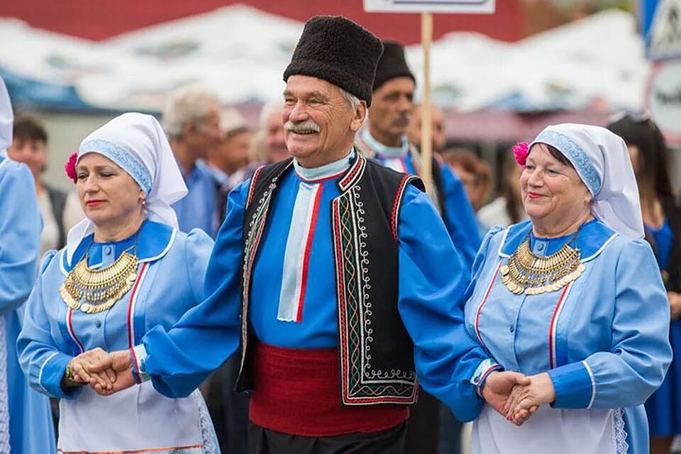 Гагаузы вероисповедание. Народы Молдавии Гагауз. Народности Молдавии гагаузы. Национальный костюм гагаузов. Национальные костюмы народов гагаузы.