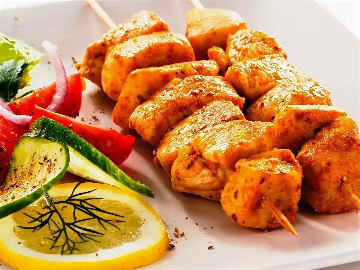 Вкусный шашлык из филе курицы. Шашлык из курицы. шашлык из филе курицы. шашлычки из куриного филе. курица на шпажках в духовке.