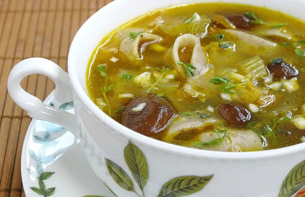 Суп лапша с мясом и картошкой. Суп груздянка. Грибной суп из маслят. Суп консоме грибной. Суп-лапша с грибами.