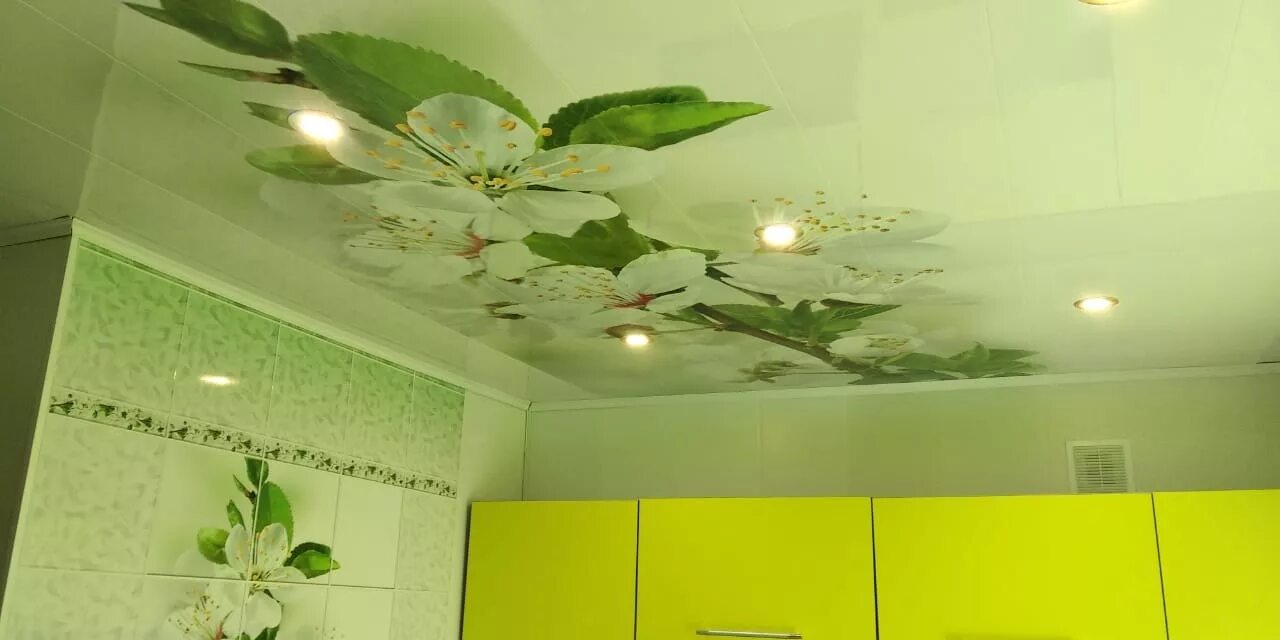 панели кронапласт сакура. потолок из пвх панелей в ванной. пластиковые панели для потолка. пластик для натяжных потолков. панель пвх потолочная unique пальмы 2,5*0,25*8.