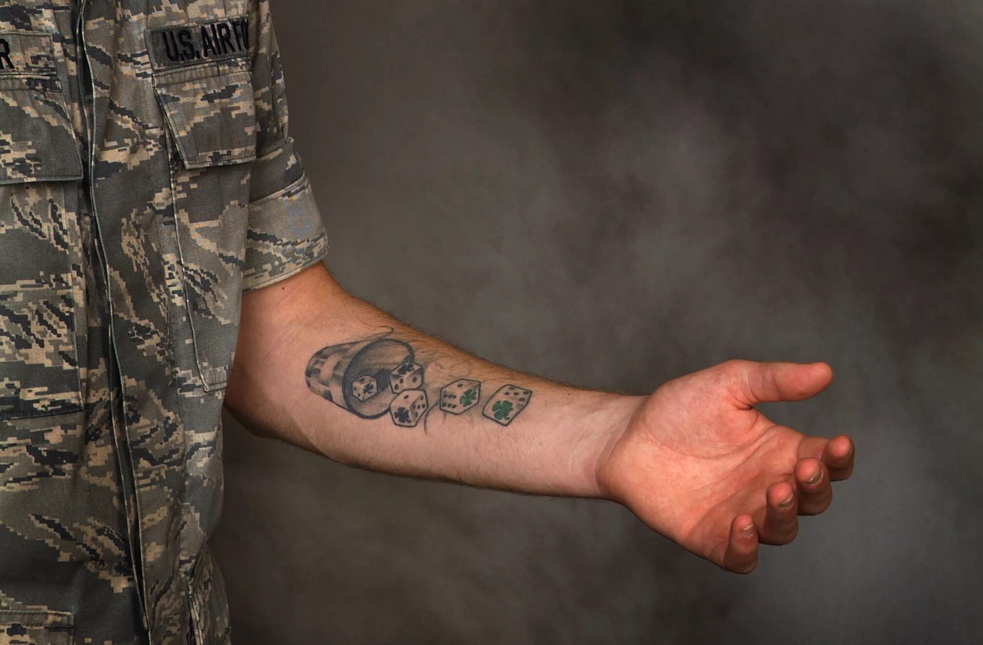 Тату участника боевых действий. Армейские наколки. Военные тату на руке. Армейские тату на руке. Тату для мужчин армейские.