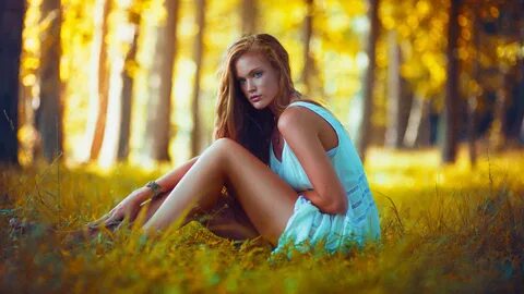 Девушки в лесу занимаются