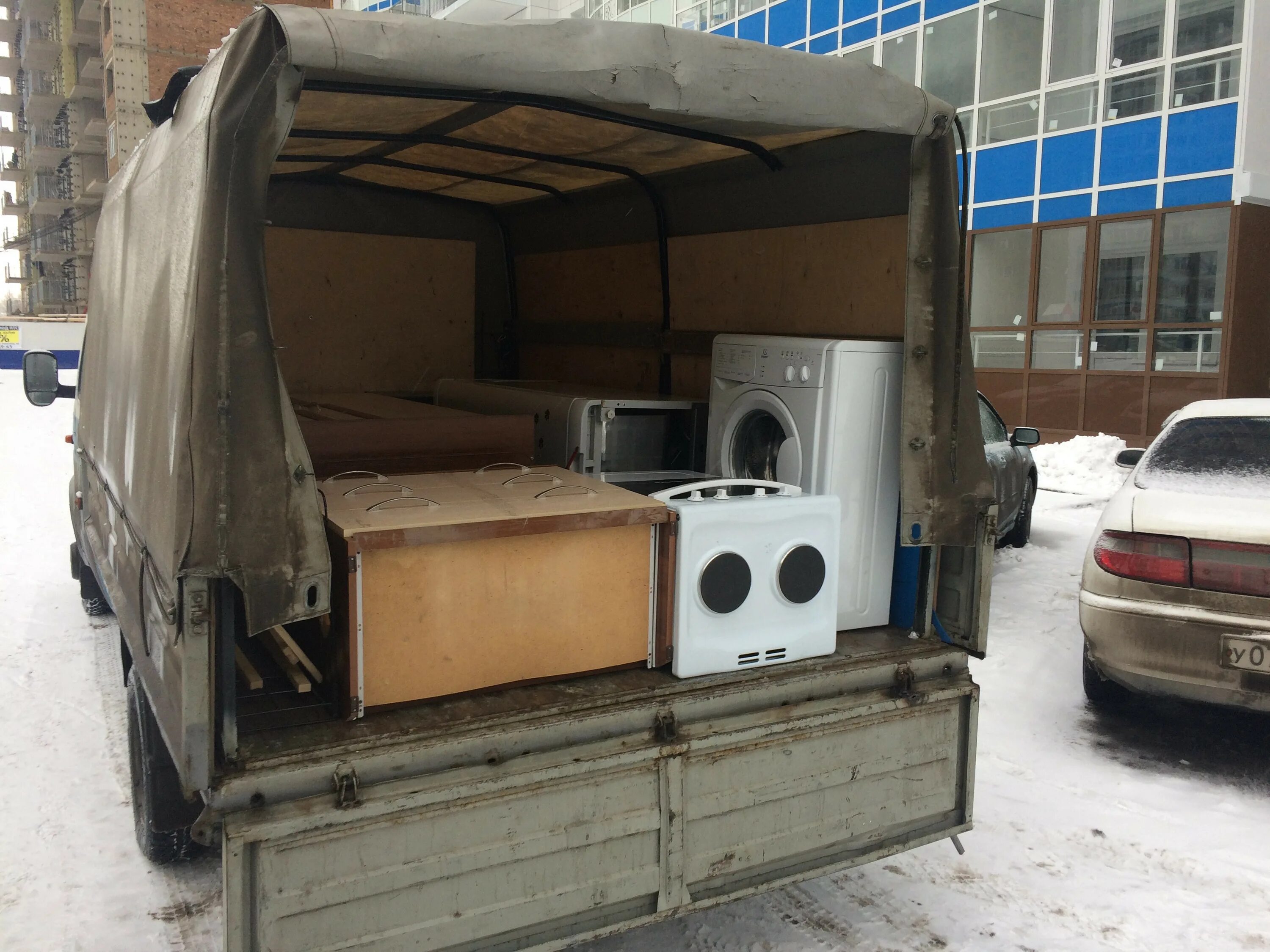 Вывоз старой мебели из квартиры. Вывоз старой мебели красноярск. Грузчик мебели. Газель с контейнером. Вывоз старой мебели красноярск.
