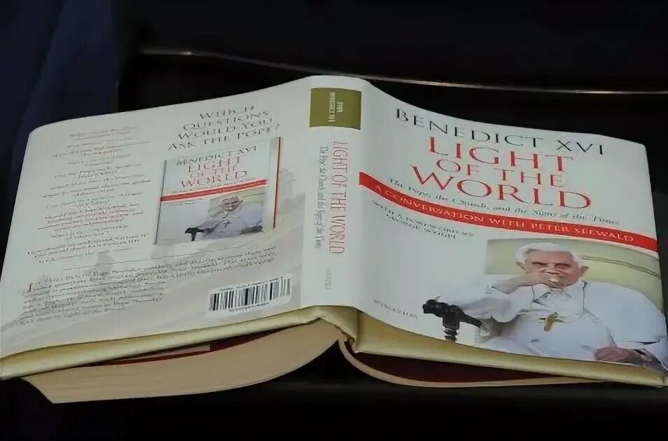 Папа римский книга. Папа римский с книгой. запрещенная книге папой римским. кассовые книги папы римского.