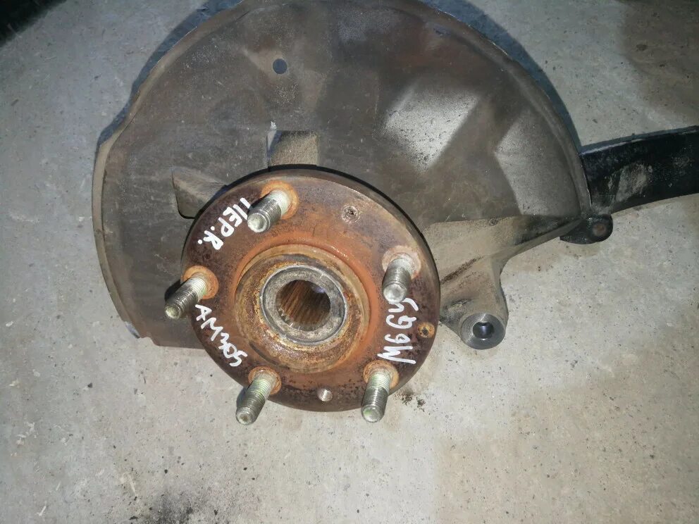 Мазда 6 2010 года поворотный кулак. Ступица мазда 6. Ступица мазда 6 gh. Ступица передняя на мазда 6 gg 2006 года. Ступица мазда 6 gh.