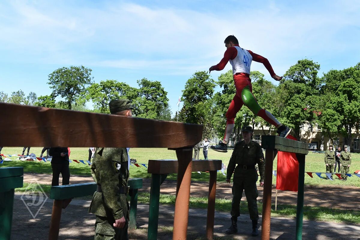 препятствия на гонке героев в алабино. парк с полосой препятствий в спб. преодоление полосы препятствий. преодолевание полосы препятствий. полоса препятствий армейская.