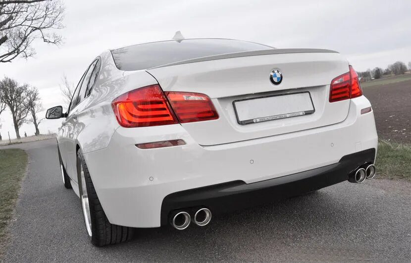 Bmw 528 f10. БМВ f10 2016 м пакет белая. BMW 520 f10 2010 белая. BMW 528 f10 пневмоподвеска.