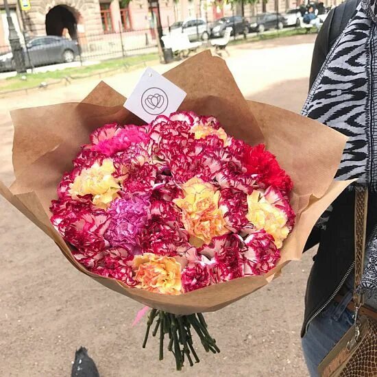 Букет 15 гвоздик. Оставленный букет. Букет матиола хризантема диантус. Можно ли дарить гвоздики на день рождения. Можно ли дарить гвоздики на день рождения.