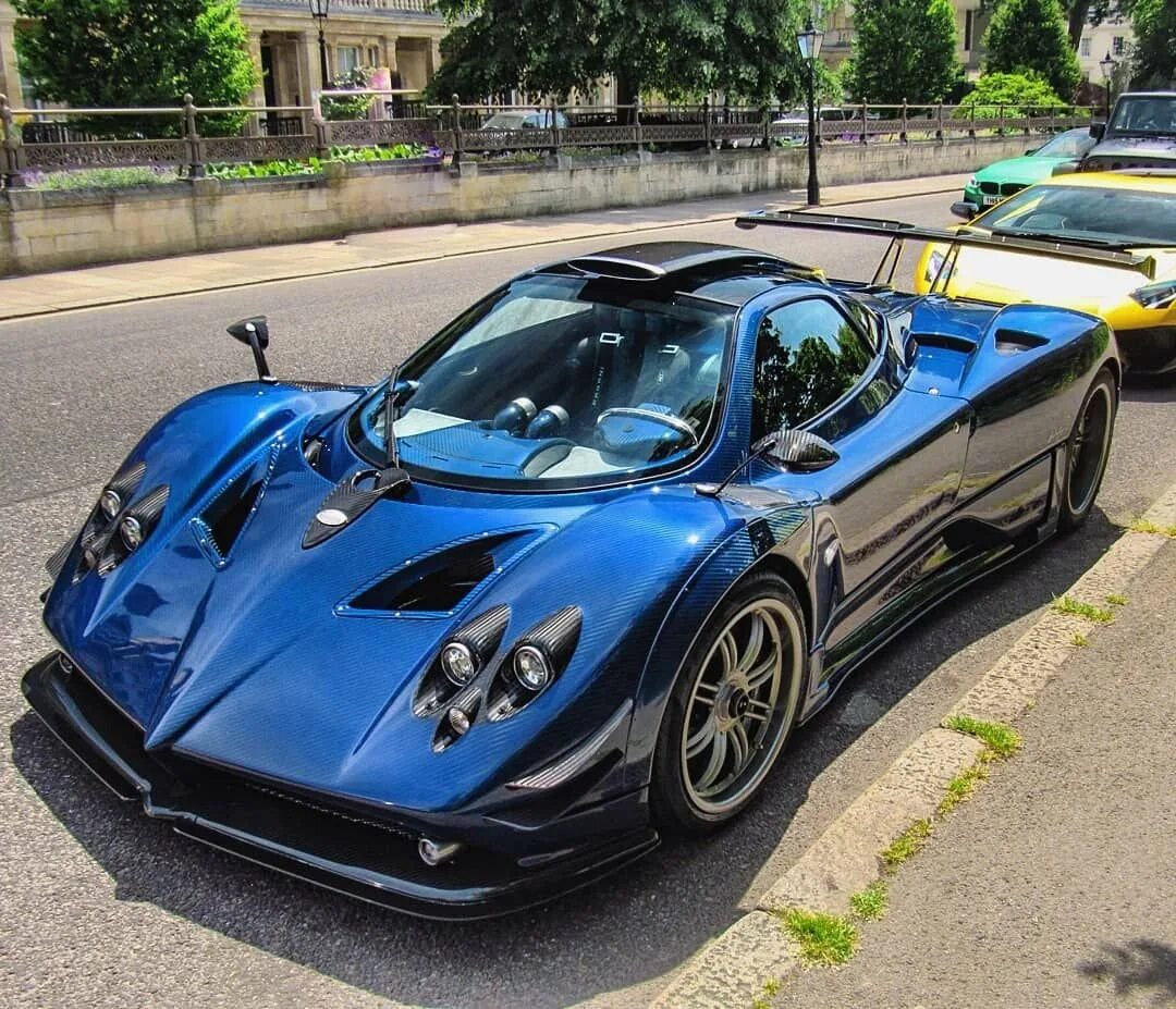 Паганини машина. Машина Pagani Zonda. Пагани зонда цинк. Пагани Кенигсегг. Паганини зонда.