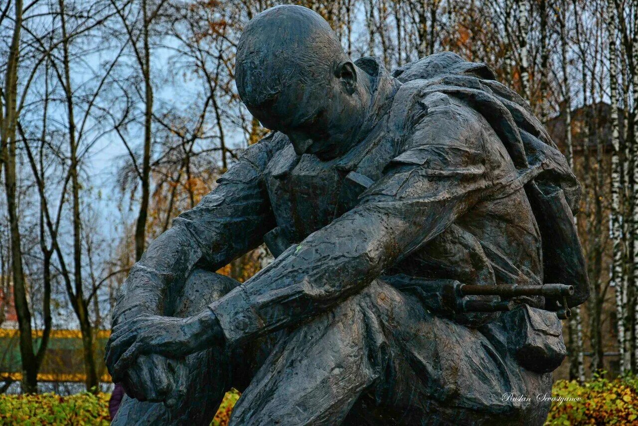 Уставший памятник. Мемориал Скорбящий воин Сыктывкар. Памятник воину интернационалисту в Сыктывкаре. Памятник афганцу Сыктывкар. Памятник Скорбящий воин в Сыктывкаре.