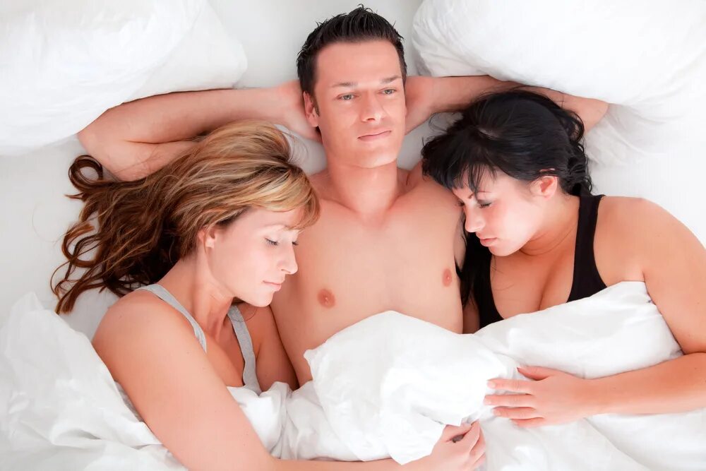 В троем лучше. Трое людей в постели. Супружеская пара в постели. Семейные отношения в постели. Любовь втроем в постели.