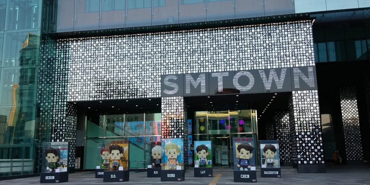 Sm building. SM Entertainment здание. SM Entertainment здание 2021. Сеул SM Entertainment. SM Town COEX Artium.