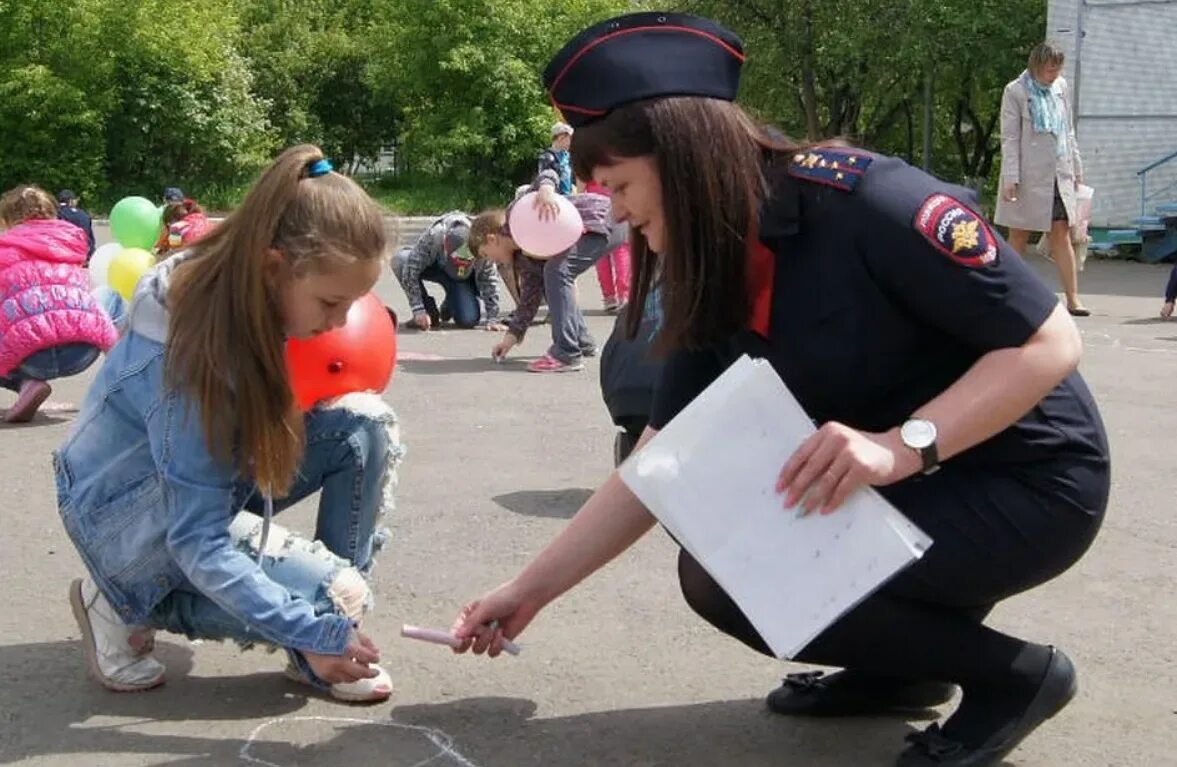 Инспекторы пдн в школах. Отдел по делам несовершеннолетних МВД России. Сотрудники ПДН. Инспектор ПДН С детьми. Профессия инспектора ПДН.