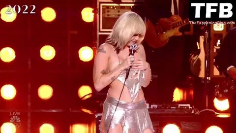 Miley Cyrus Exposes Her Nude Boobs as She Performs on Stage (132 Photos + V...