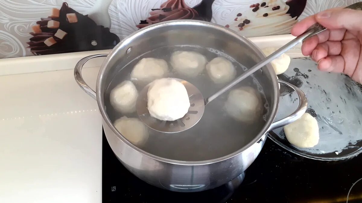 Пампушки вареные. Булочки вареные в воде. Булки и в кипящей воде. Булочки варёные в кипятке. Варенная булочка