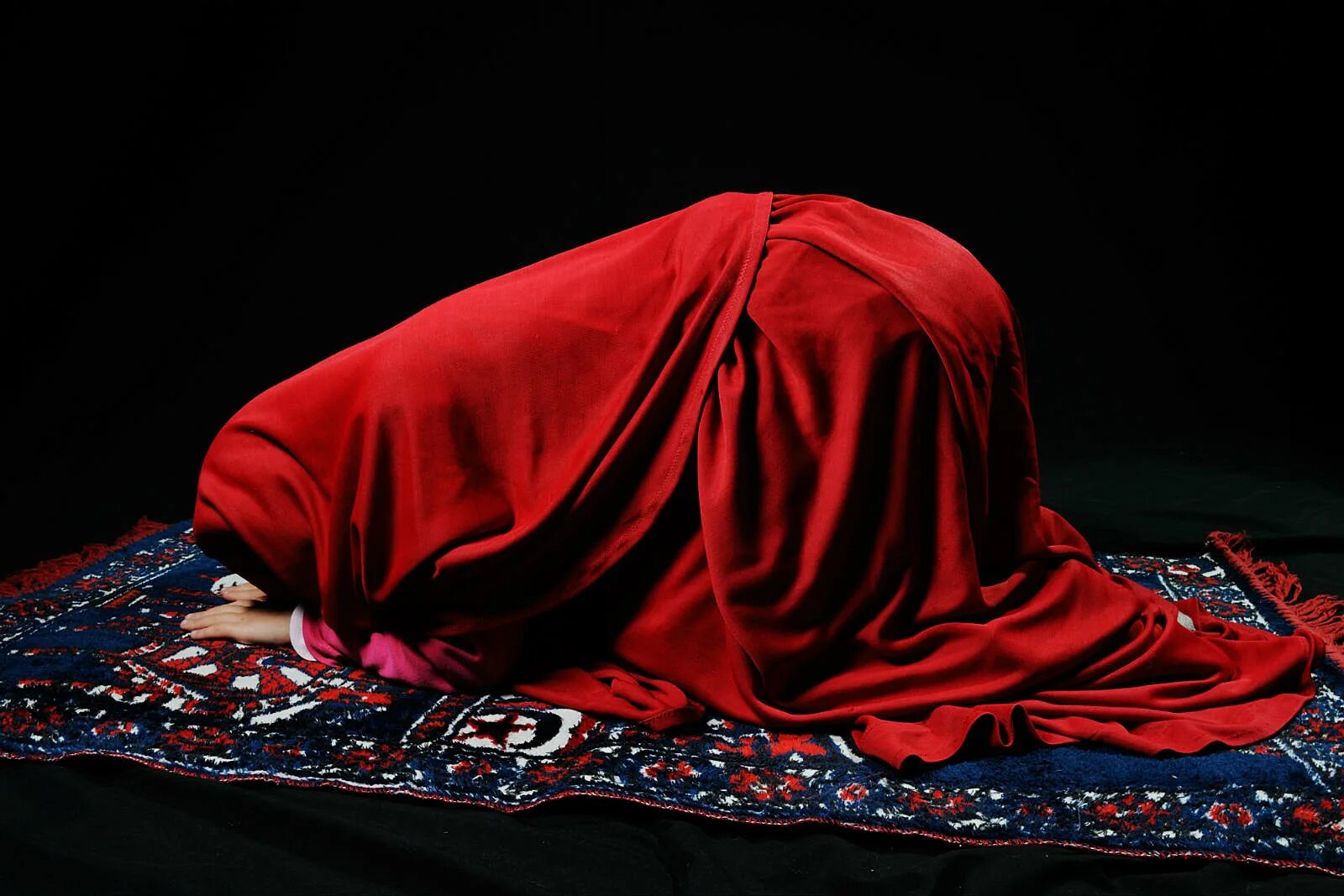 Мусульманка на коврике. Мусульманка намаз. Мусульманка молится. Мусульманка молится на коврике. Она читает намаз