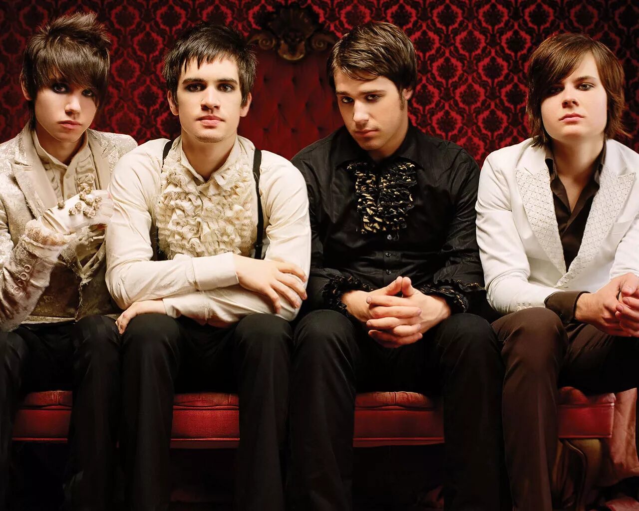 Зе паник. Группа Panic! At the Disco. Паник эт зе диско группа. Panic at the Disco 2005. Panic at the Disco фото.
