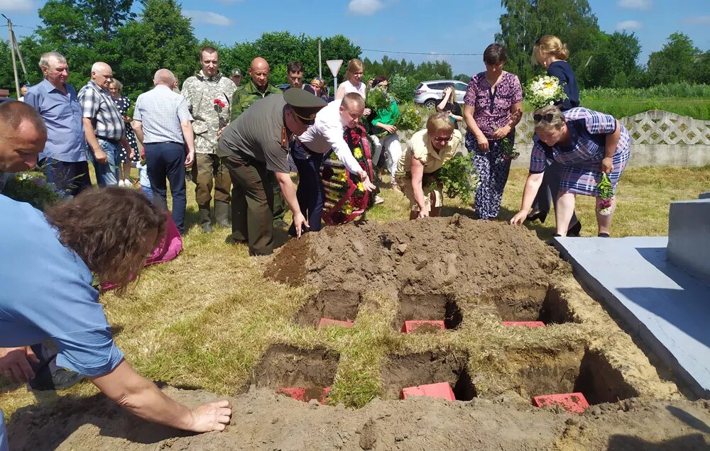 Похоронить с почестями. Могилы президентов. Могилы солдат, погибших в ДНР.