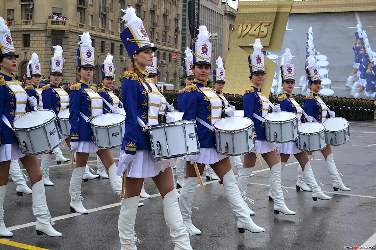 Слушать барабанщиц. Ансамбль барабанщиц акцент. барабанщицы на параде в петербурге. гусарки барабанщицы.