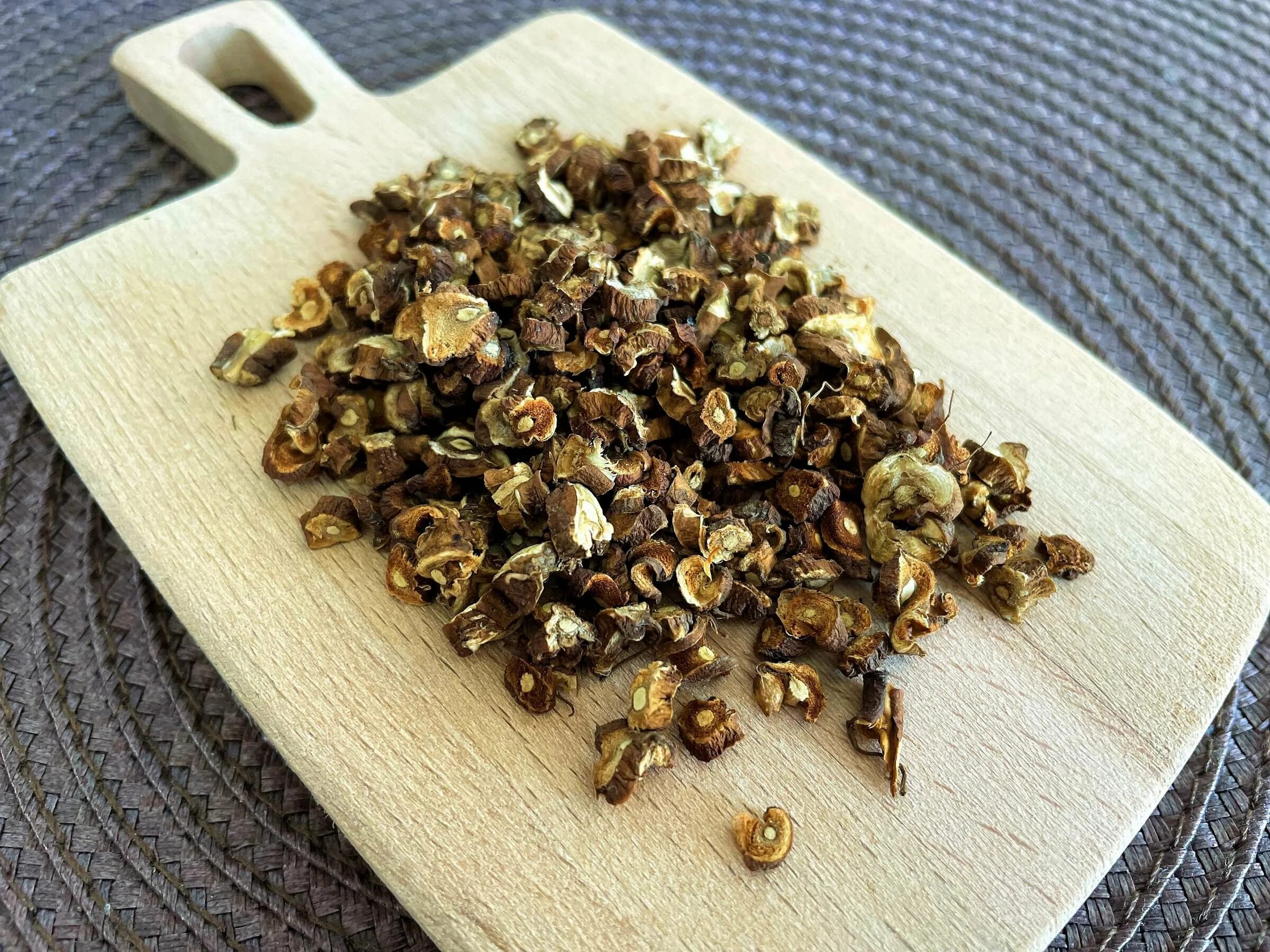 Black raisin cookie art. Как правильно сварить изюм. Изюм из булки. Настой изюма. Вареный изюм.