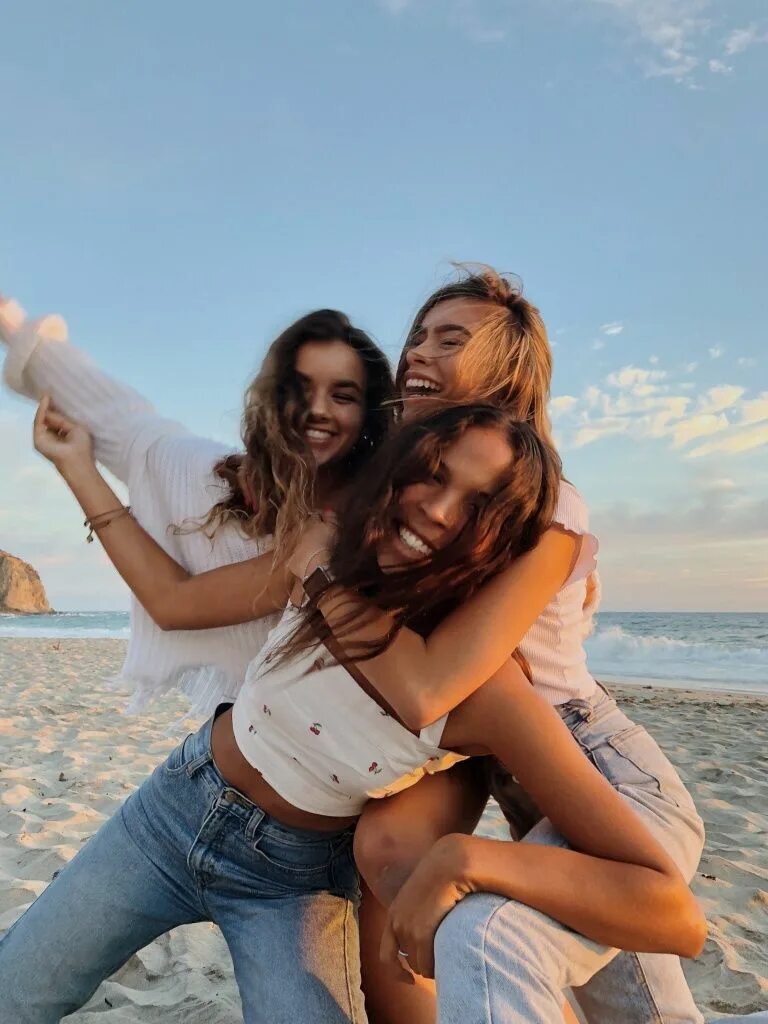 Идеи фото для троих подруг just your basic vsco girls Friend photoshoot, Friends photography, Friend poses