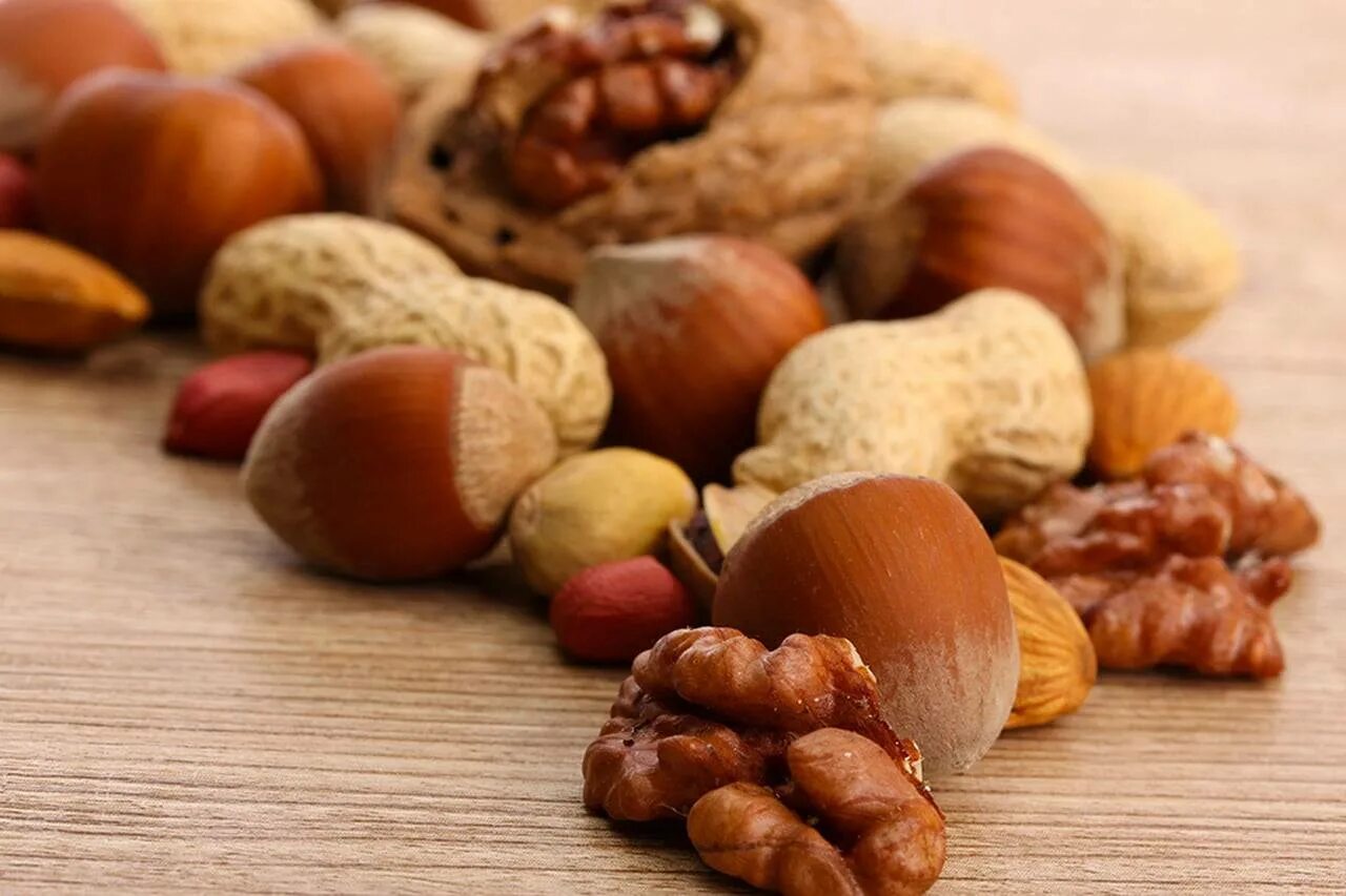 Орехи. Орехи в кожуре. Грецкие и кедровые орехи. Фундук и арахис.
