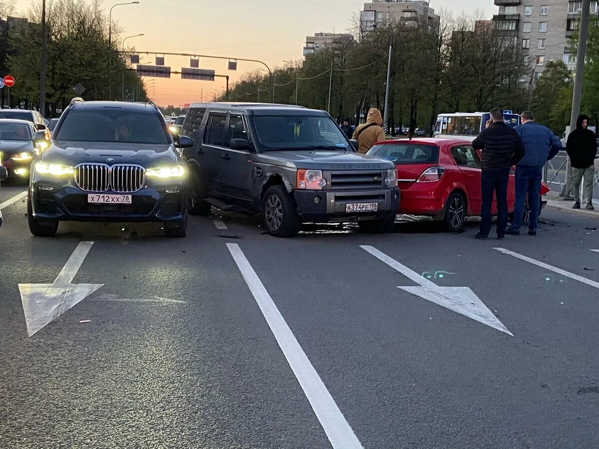 Чп на пискаревском проспекте. Машина на перекрестке.