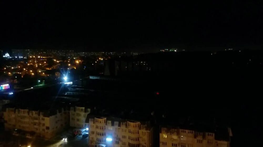Отключили свет. Дома без света. Выключили свет ставрополь. Люди без электричества. Остались без света.