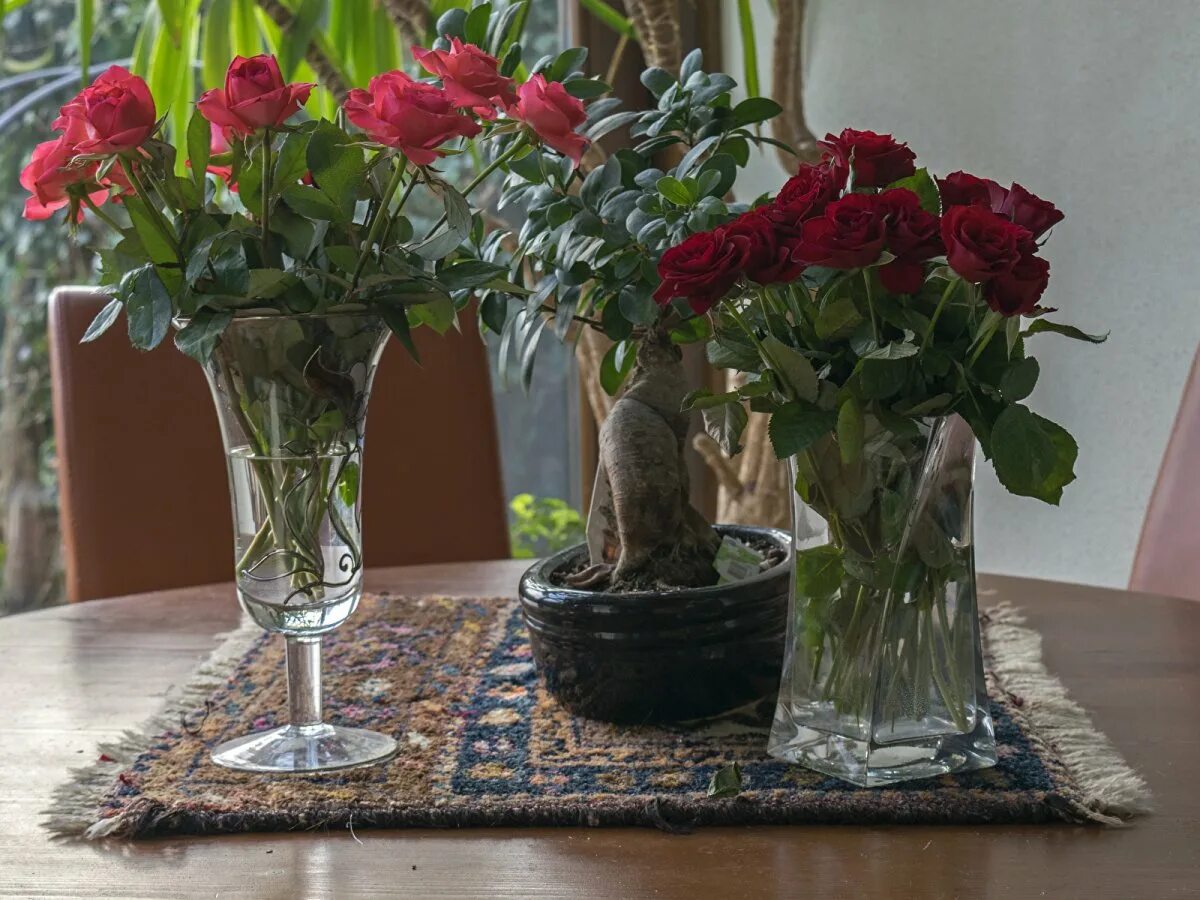 Что положить в вазу с розами. Букеты в вазах. Розы в вазе. Букет цветов в вазе.