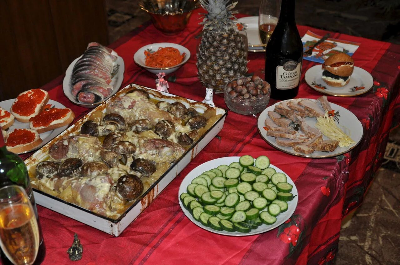 Праздничный стол с шашлыком. Накрыть праздничный стол. Накрытый стол с едой. Домашний стол с едой. Вкусный ужин на даче