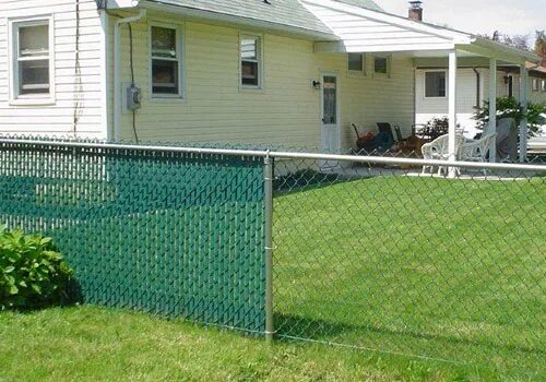 Купить дом в сетка. Забор из садовой сетки. Сетка для ограждения декоративная. Забор из пластиковой сетки. Непрозрачная сетка для забора.