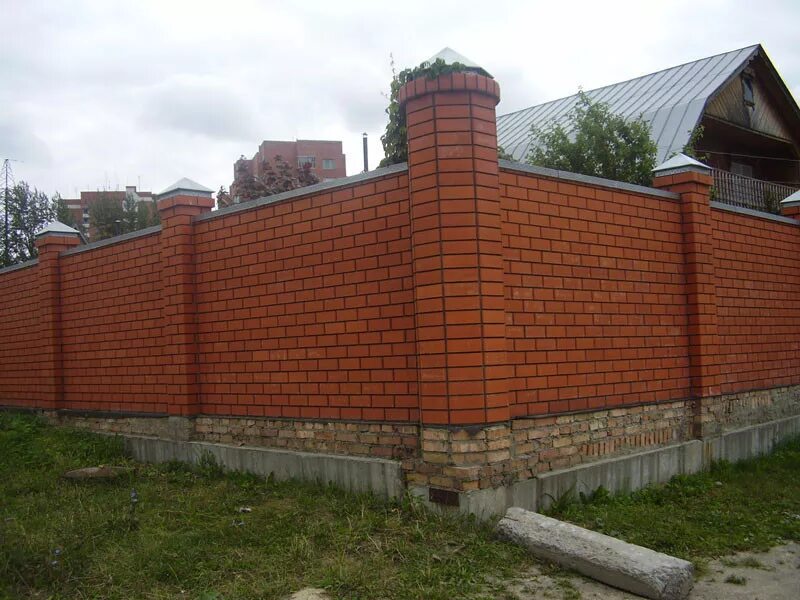 Кирпичный забор из кирпича. Забор из кирпича. красивый забор с кирпичными столбами. заборы из кирпича фотогалерея. сплошной забор из кирпича.