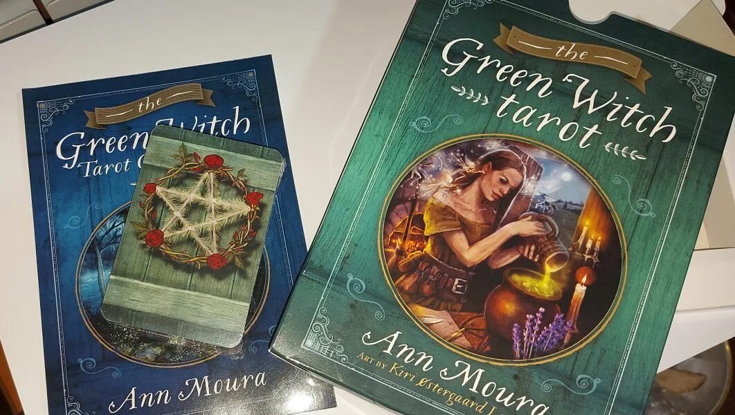 Таро ведьм книга. Таро зеленой ведьмы книга цветная. Повешенный повседневное таро ведьм. Энциклопедия про ведьм. Таро настоящая ведьма.